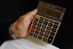 黑客找人一般收多少钱？揭秘价格差异与合法寻人渠道对比